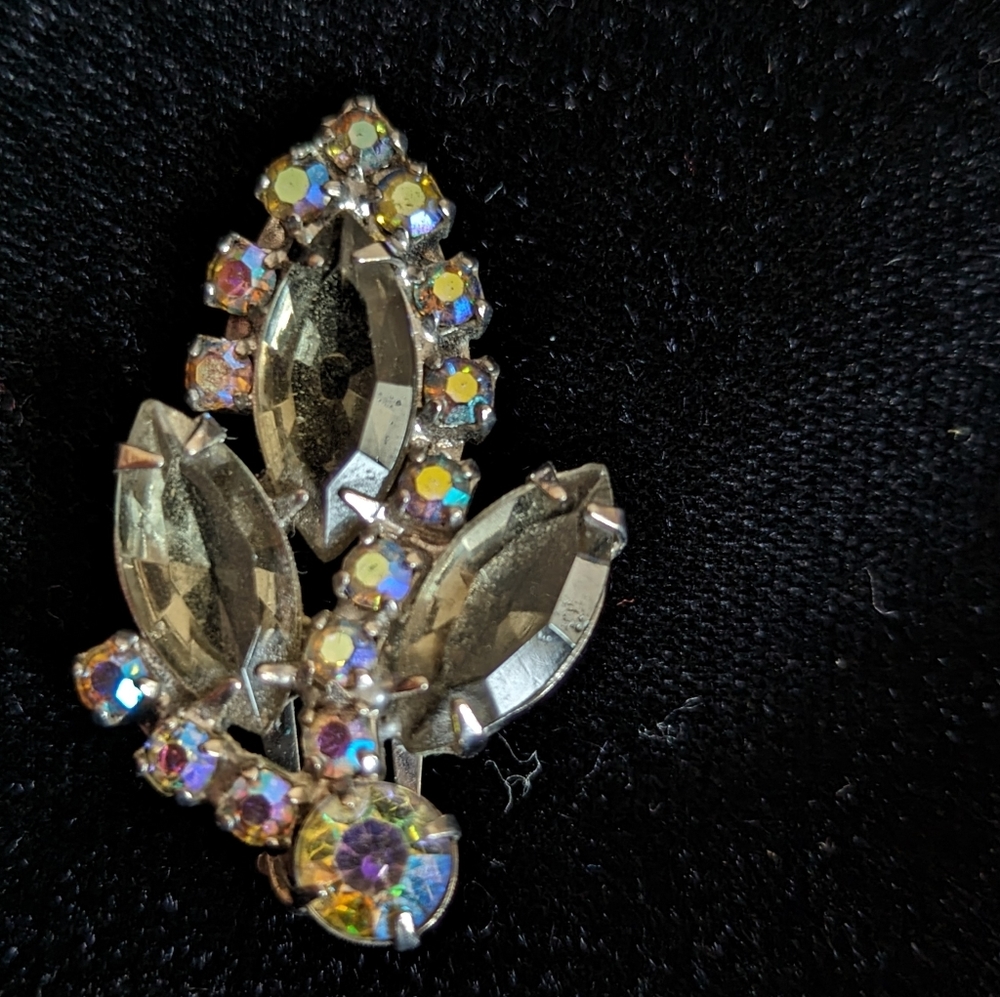 Vintage 50's Clip Earrings with Smoky/Aurora Borealis Stones and Silver Tone - Picture 7 of 8